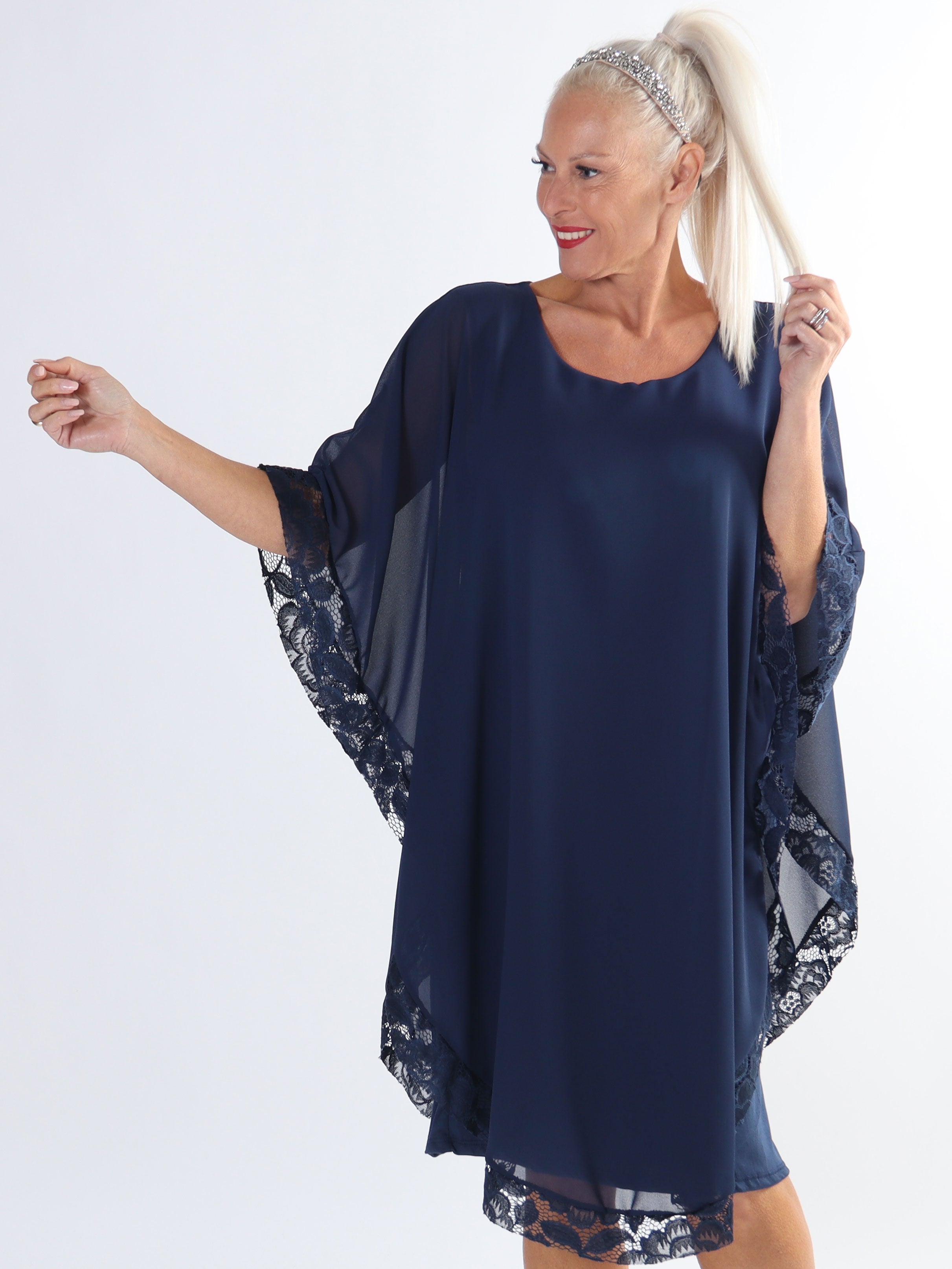 Kenya Edge - Plus size tunikaklänning med chiffonglager och spetskant